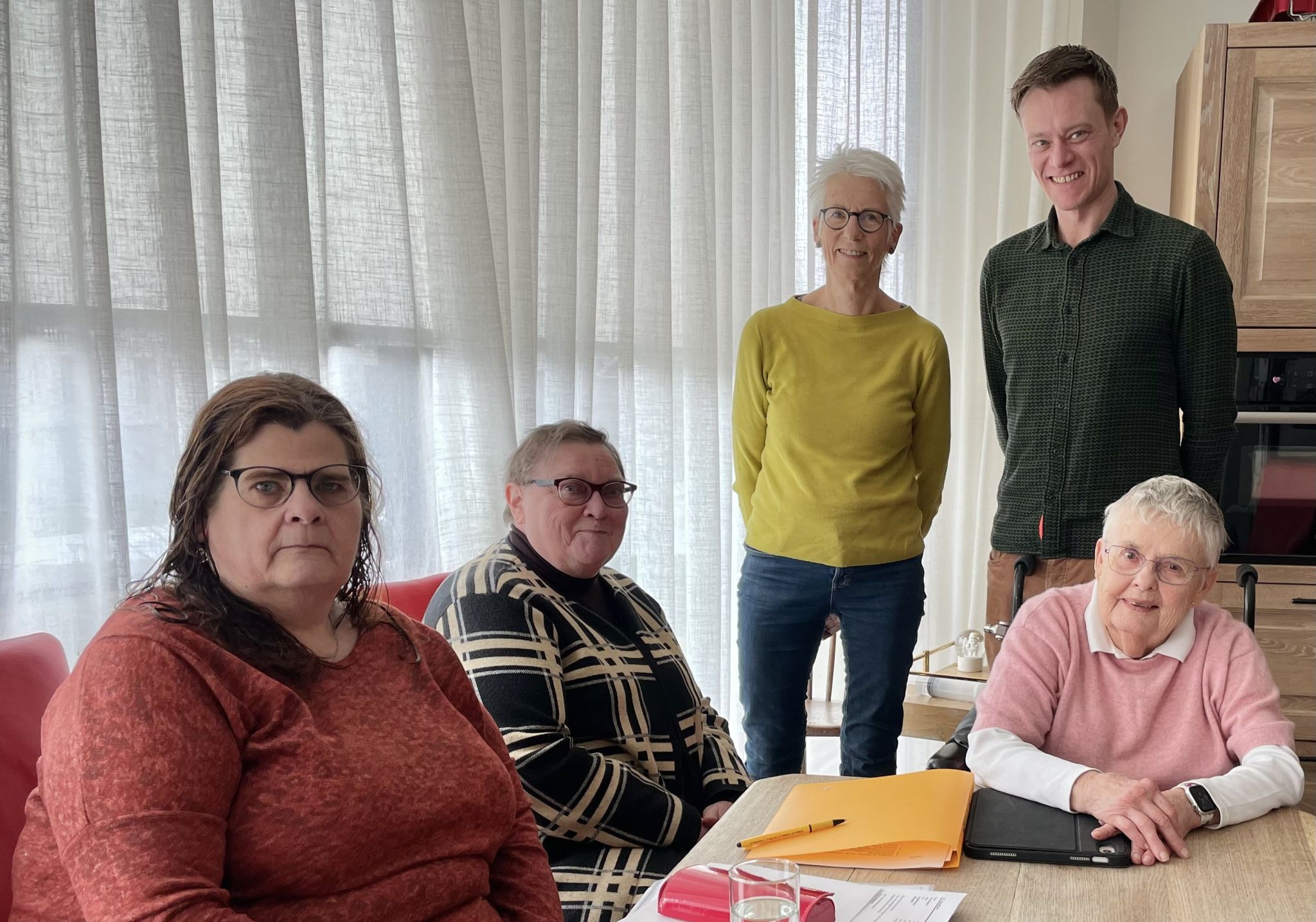 Bestuur van Inclusie collectief delft aan tafel bij bijeenkomst