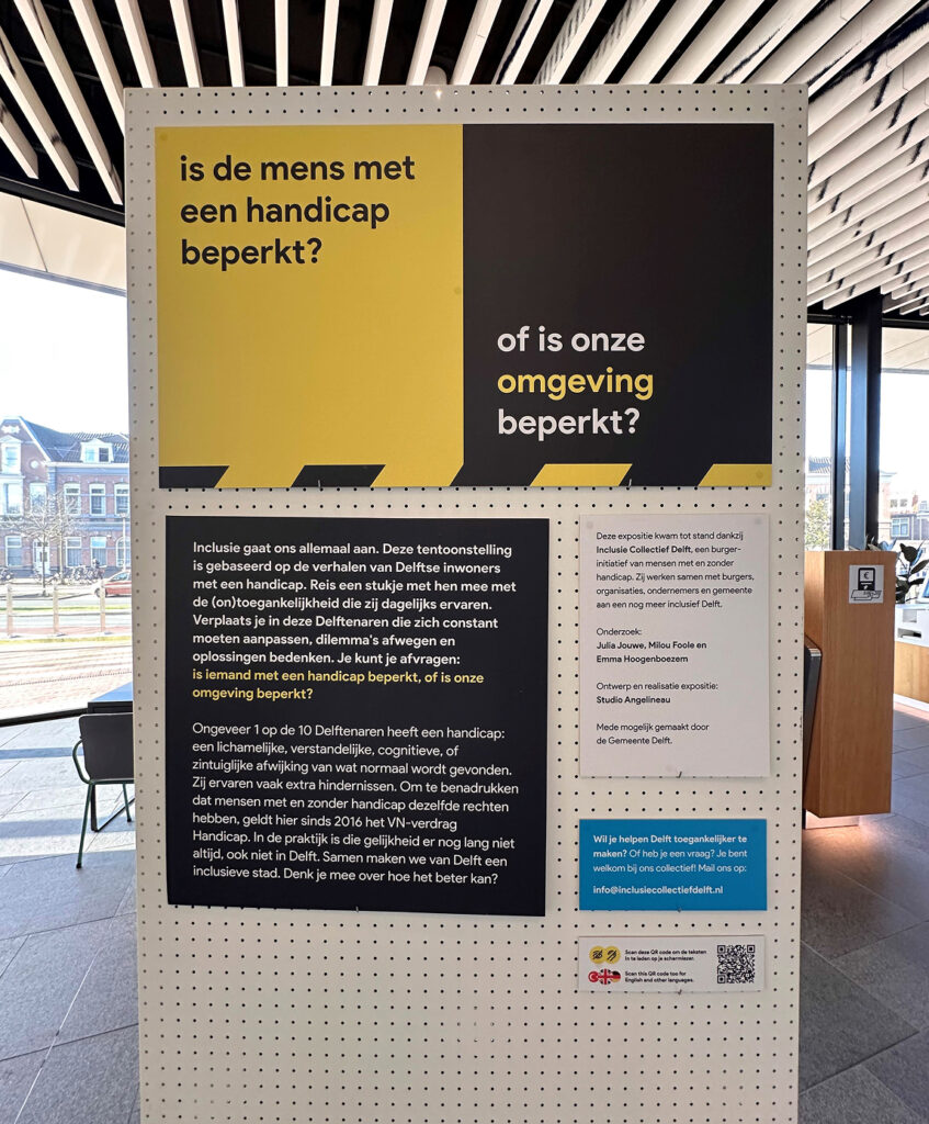 Detail van informatiepaneel met zwarte tekst en gele kop, thema inclusie.